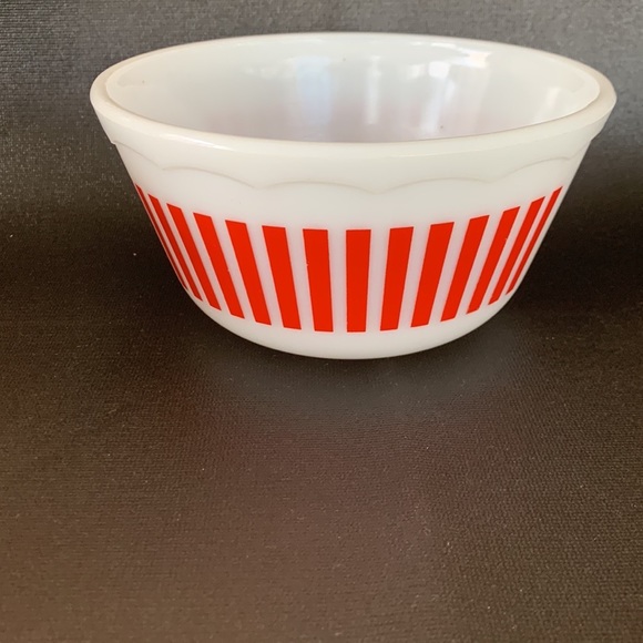 Hazel atlas, scalloped, red and white mixing bowls - Picture 6 of 8